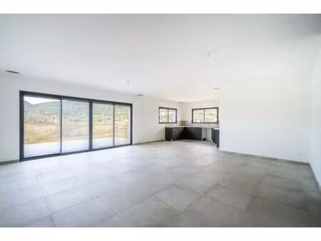 maison contemporaine avec jardin et piscine