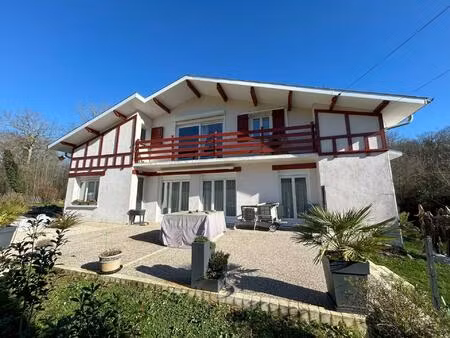 maison magnifiquement entretenue avec appartement indépendant et spa