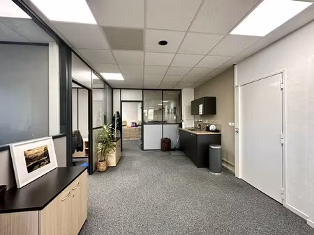 location local professionnel 123m²