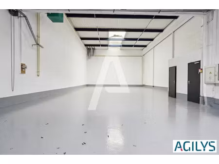 a louer - entrepôts rénovés de 1764m²m² avec bureaux en r+1 à bonneuil sur marne dans le p