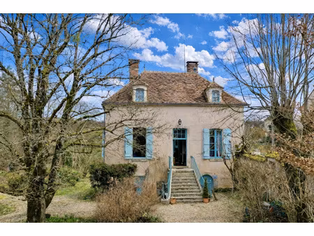 ancien pavillon de chasse clos de murs.