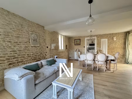 maison en pierre avec terrasse