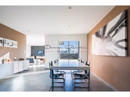 maison d'habitation de plain-pied sur sous-sol complet avec