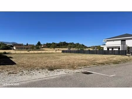 rare - terrain viabilisé plat de 865m2 nord de grenoble et sud de lyon