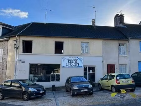 building located in the heart of the village comprising a house with garden and commercial