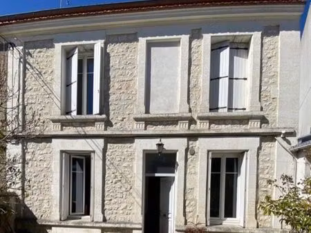 maison centre ville avec cour extérieure / garage / parking