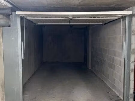parking/box 17 m² lyon