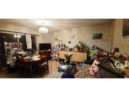 charmant de 2 pièces à étampes avec box et une cave.