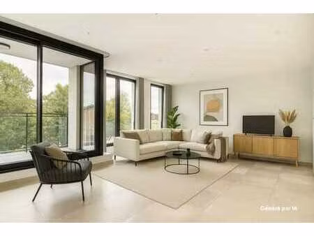 à proximité de la place dumon  de métros et de commerces