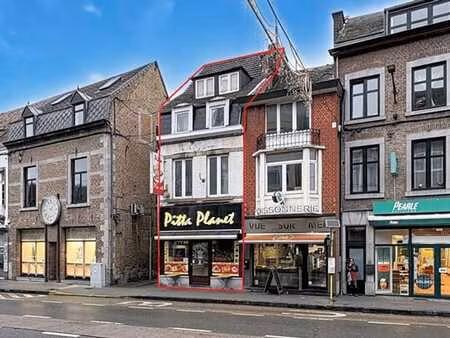 immeuble mixte avec commerce loué + appartement.