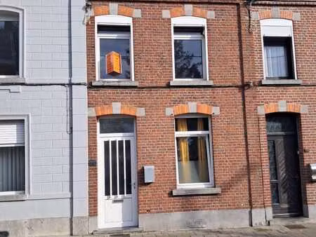 maison d'habitation deux façades avec dépendances et jardin.