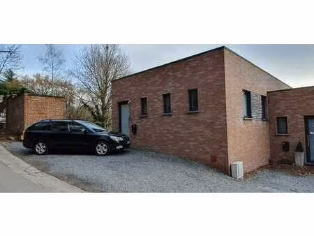 très belle maison lumineuse à louer.