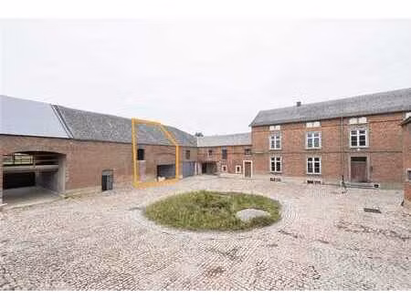 très grande maison a rénover vue dégagée sur la campagne