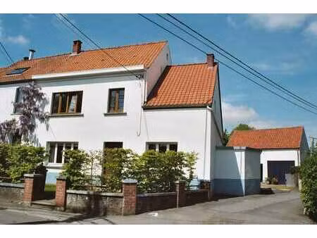 maison villageoise dans un environnement calme et vert