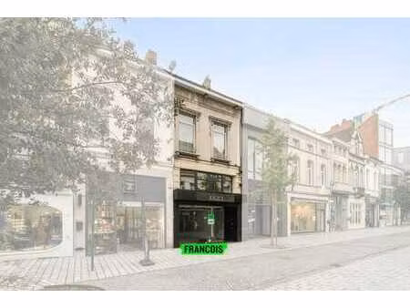 immeuble commercial avec spacieuse habitation dans la rue d…