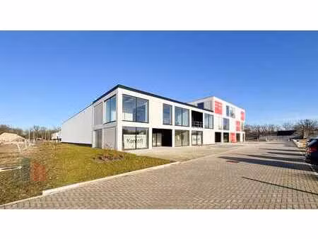 nieuwbouw bedrijfsgebouw van 1.690 m² met uitstekende ber...