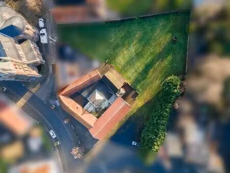 ferme à restaurer avec jardin sis place de willemeau