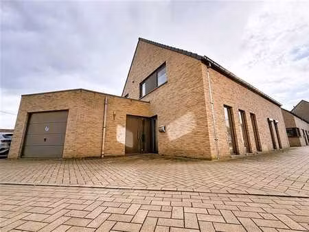 habitation 3 façades de 2015 avec accès arrière située à dot