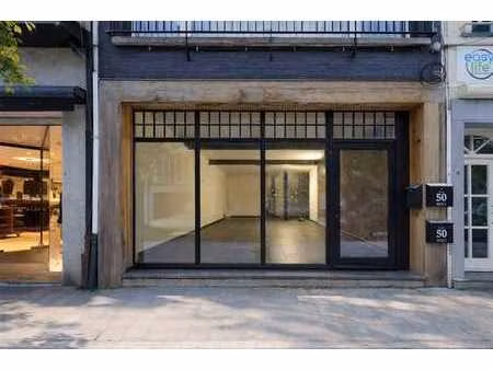 glkvl commercial avec espace de stockage  dans un emplacemen