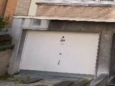 garage pouvant accueillir au moins deux voitures