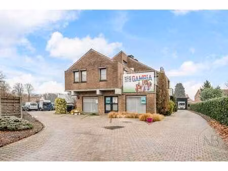 veelzijdig commercieel gebouw met woonst op goede locatie...