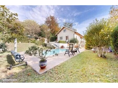 grande maison familiale avec piscine et sous-sol aménageable