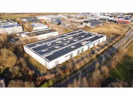bâtiment industriel de 5.483 m² situé sur son propre terr...