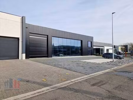 2.265 m² de surface commerciale sur un terrain de 2.290 m²