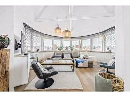 penthouse avec une largeur de façade exceptionnelle et un...