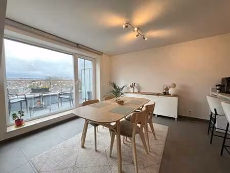 penthouse de qualité situé à 2 pas de mons