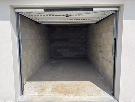 réalmont proche centre  garage à louer.