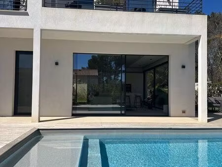 villa neuve avec piscine