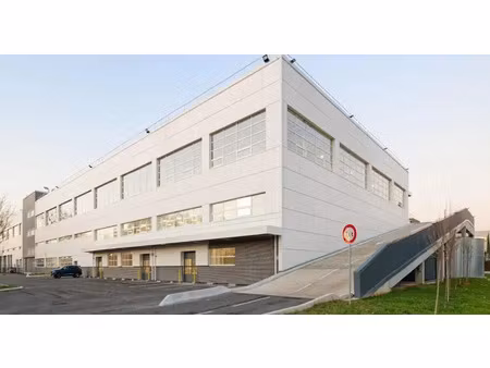 a louer  à gennevilliers  local d'activités d'environ 2000 m²  équipé de quais  avec une h