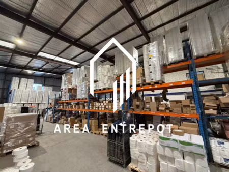 entrepôt avec quai de déchargement