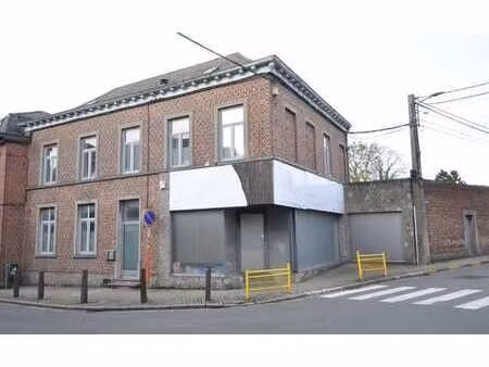 spacieuse maison 3 façades de 400 m² centre de dour!