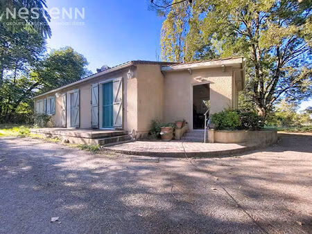 à vendre charmante maison de 5 pièces de plain-pied avec beau parc arboré