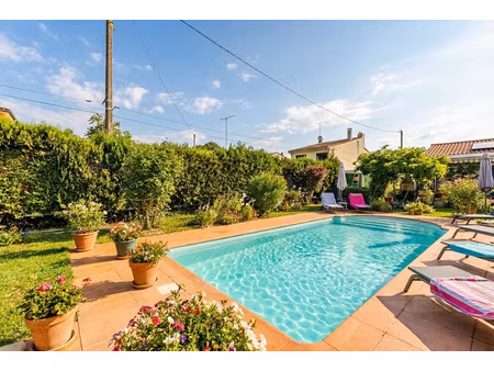 maison de plain pied avec piscine et jardin.