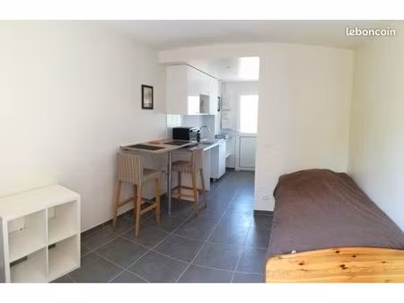 location studio meublé