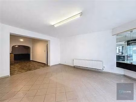 immeuble mixte avec espace commercial et habitation 3 chambr