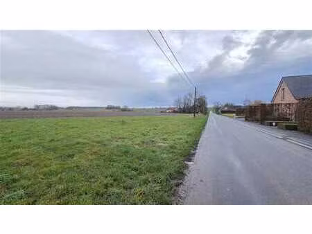 terrain de 2000 m² très bien situé au calme.