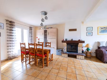 villa avec garage et climatisation.