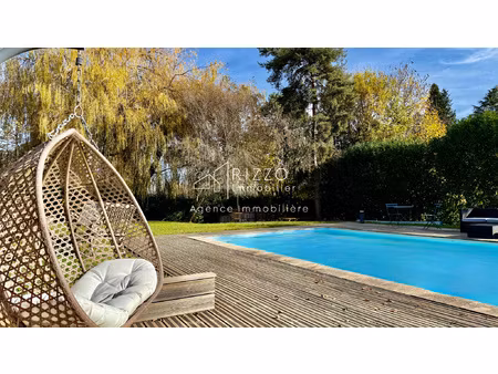 maison familiale de 178 m2 avec 5 chambres sur 1800 m2 de te