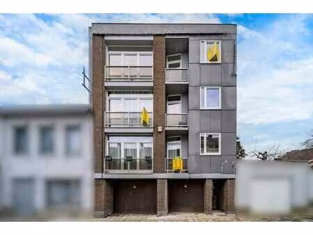 immeuble de rapport avec 3 appartements et 2 garages