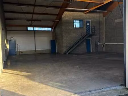a louer magnifique entrepot - etat impeccable.