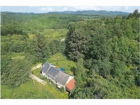 une propriété isolée du voisinage !