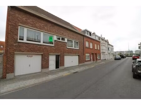 zeer ruime woning met 5 slaapkamers  garages (8 wagens) en werkplaats.
