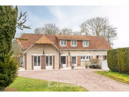 authentique demeure avec toit cathédrale en bord de seine