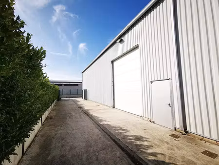 local / entrepôt 200m2 - cour privée 120m2 - grande hauteur 7m - n4 - vestiaire - bureau