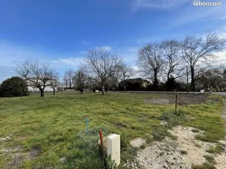 particulier : terrain 584 m² viabilisé pour une vraie maison individuelle