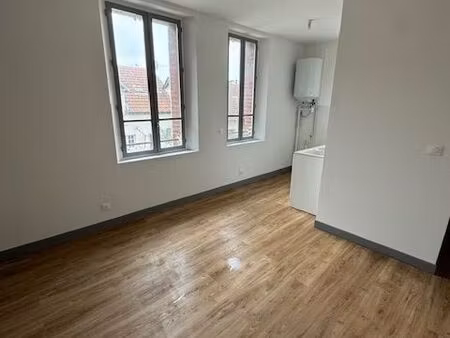 noyon centre – f2 43 m² rénovation totale en 2025– lumineux – parking – 595 cc – sans frai